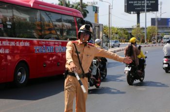 Tại sao kh.ông phải xe nào cũng bị CSGT kiểm tra? Hãy ghi nhớ 4 điểm này, cảnh sát giao th.ông sẽ kh.ông thèm để ý đến bạn