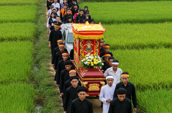 Cụ bà trong làng qua đời ở tuổi 100, tang lễ làm gấp trong đêm vì trùng với lịch cưới cháu, nào ngờ đến lúc đưa ra đồng, xe tang khựng lại không thể nổ máy, cả gia đình xuống kiểm tra thì mới tá hỏa…