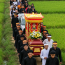 Cụ bà trong làng qua đời ở tuổi 100, tang lễ làm gấp trong đêm vì trùng với lịch cưới cháu, nào ngờ đến lúc đưa ra đồng, xe tang khựng lại không thể nổ máy, cả gia đình xuống kiểm tra thì mới tá hỏa…