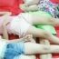Sau khi chụp bức ảnh 3 con gái ngủ với bố, mẹ xem lại thì giật mình quyết định cho các con ngủ riêng ngay