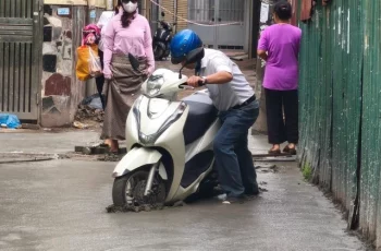 Ngay giữa Thủ đô: Người đàn ông cố dắt xe vào ngõ mới đổ bê tông mặc hàng xóm la hét