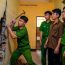 TP.HCM: Phát hiện mùi lạ, chủ nhà kêu người đục tường và phát hiện bí mật rợn người sau lớp gạch