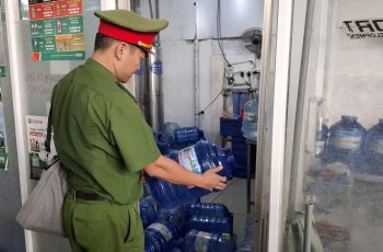 Nước tinh khiết giá rẻ: Sản xuất ngay trong tiệm rửa xe
