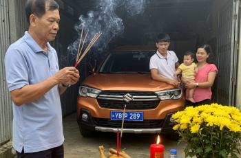 Vì thương con lấy chồng vất vả, tôi và ông xã bàn nhau cho con gái 2 tỷ làm của hồi môn, đủ để con mua một căn chung cư tiện nghi. Tôi nhớ ngày nhận nhà, vợ chồng con gái liên tục cảm ơn tôi. Các con nói sẽ cho vợ chồng tôi một phòng để đến sau này chúng tôi muốn qua ở thì sẵn dùng. Từ lúc cháu ngoại đi mẫu giáo cho đến khi đi học, tôi là người đưa đón cháu. Rồi tiền sữa uống, tiền đồ chơi, quần áo đều là vợ chồng tôi mua cho. Lớn hơn một chút là là tiền học. Con gái tôi thường xuyên than rằng kinh tế gia đình khó khăn nên không đành lòng để con chịu khổ. Để rồi cho đến 1 ngày, bà thông gia quyết định tặng vợ chồng chúng nó 1 chiếc xe, cũng là lúc bộ mặt của con gái tôi lộ rõ… Vì thương con lấy chồng vất vả, tôi và ông xã bàn nhau cho con gái 2 tỷ làm của hồi môn, đủ để con mua một căn chung cư tiện nghi. Tôi nhớ ngày nhận nhà, vợ chồng con gái liên tục cảm ơn tôi. Các con nói sẽ cho vợ chồng tôi một phòng để đến sau này chúng tôi muốn qua ở thì sẵn dùng. Từ lúc cháu ngoại đi mẫu giáo cho đến khi đi học, tôi là người đưa đón cháu. Rồi tiền sữa uống, tiền đồ chơi, quần áo đều là vợ chồng tôi mua cho. Lớn hơn một chút là là tiền học. Con gái tôi thường xuyên than rằng kinh tế gia đình khó khăn nên không đành lòng để con chịu khổ. Để rồi cho đến 1 ngày, bà thông gia quyết định tặng vợ chồng chúng nó 1 chiếc xe, cũng là lúc bộ mặt của con gái tôi lộ rõ…
