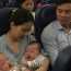 Người mẹ đơn thân bị mắng mỏ vì để 2 con sinh đôi khóc trên máy bay, đúng lúc không biết phải làm sao thì người đàn ông ngồi ghế bên cạnh đã đưa ra một yêu cầu khiến cô sững người….