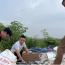 Hàng nghìn thỏi son bị đổ bỏ ven đường ở Hà Nội, người dân vô tư nhặt mang về dùng: “Nãy tôi dùng rồi, có sao đâu”