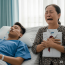 Minh ơi, hôm nay là ngày thi tốt nghiệp, mà sao con lại nằm đây thế này…