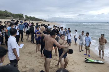 Trích xuất camera phát hiện 1 dòng chảy lạ tại nơi 20 du khách bị sóng cuốn: Trông không khác gì hố tử thần