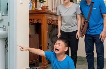 Cậu Bé Không Dám Vào Phòng Tắm Một Mình Và Người Thợ Điện Nước Phát Hiện