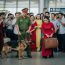 Chú chó cắn váy cô gái sân bay, 10 phút sau ai cũng ngã ngửa khi biết sự thật..