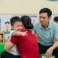 Kết hôn 3 năm vợ vẫn không thể sinh con tôi đành ly hôn theo ý mẹ để cưới người khác. Chỉ sau 1 năm vợ mới đã sinh con. Từ đó tôi không liên lạc gì với vợ cũ nữa để toàn tâm toàn ý với vợ con hiện tại. Một lần đưa con trai đi học, tôi đứng hình khi gặp đứa trẻ giống y hệt mình, tôi bắt chuyện rồi hỏi tên bố đứa trẻ, ai ngờ lại là
