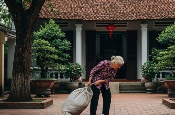67 tuổi sống nhờ con cái, tôi vô tình mở nhầm túi rác và phát hiện sự thật khiến tim thắt lại