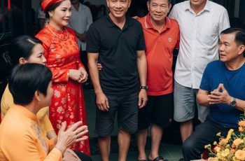 Nhà chồng chị gái tôi đến ăn hỏi nhưng người thì mặc áo phông, người đi dép lê, bác tôi tuyên bố đuổi thẳng cổ
