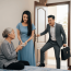 Thấy vợ lén cho mẹ đẻ cả cục tiền, chồng lao vào đòi lại để rồi nhục ê chề khi biết sự thật