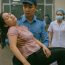 Anh bảo vệ đưa cô gái bị ngất vào phòng cấp cứu trong mưa, không ngờ hành động đó khiến cuộc đời anh thay đổi mãi mãi