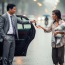 Trên đường đến sân bay công tác, giám đốc đưa chìa khóa căn biệt thự của mình cho một người ăn xin…
