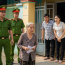 Mẹ già bán hết đất hương hỏa để trả nợ cho con trai, đúng 3 tháng sau vợ chồng già bị con trai và con dâu đuổi thẳng ra đường