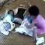 Mẹ trẻ vội đi vệ sinh, để con gái 5 tuổi trông cặp sinh đôi mới đầy tháng và bi kịch đã xảy ra ngay sau đó