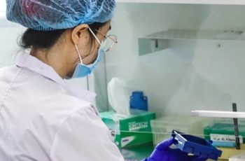 Phát hiện vợ vào khách sạn với người lạ, chồng về nhà đưa ba con xét nghiệm ADN