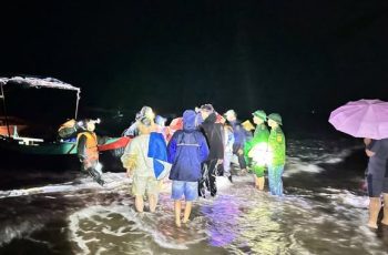 Giông lốc đánh chìm tàu du lịch chở 34 người ở Hà Tĩnh