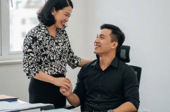 Góa chồng 5 năm thì ng:ã vào vòng tay cậu trai trẻ 25 tuổi, tôi 65 mà như sống lại thời còn son, ngày chuẩn bị về ra mắt bố mẹ chồng tương lai, người yêu hỏi mượn tạm 10 cây vàng để lo làm ăn, tôi đắn đo mãi đồng ý để rồi …