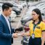 Sau ly hôn, thấy vợ cũ đang trông xe, chồng mở ví cho 1 triệu. Ba năm sau, chồng há hốc mồm kinh ngạc vì…