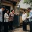 Thấy tôi rời khỏi nhà chồng với 2 bàn tay trắng, bố chồng nhờ cầm vứt hộ túi rác, ra đến cổng mở ra thì nghẹn đắng