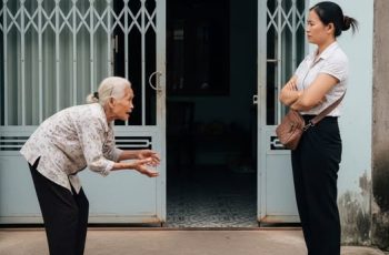 Mẹ chỉ xin tiền về quê nhưng con gái viện đủ lý do để từ chối rồi cắt cả tiền chu cấp, nào ngờ mấy ngày sau