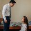 Ly hôn, chồng ném cho vợ chiếc gối cũ rồi mỉa mai, lột ra giặt vợ sững sờ với thứ bên trong…