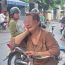 Kẹp 45 triệu trong sổ, người phụ nữ bật khóc khi làm rơi trên đường về nhà: Diễn biến không ngờ