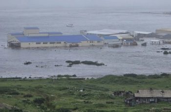 Sóng thần dữ dội ập vào Nga và Nhật khiến nhiều tòa nhà bị cuốn trôi, loạt quốc gia “nín thở” trước loạt cảnh báo
