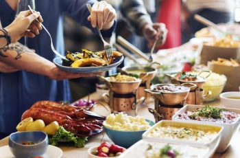 Nhân viên nhà hàng buffet tiết lộ: 3 món bẩn nhất đầu bếp không bao giờ đụng đũa, nhưng cứ để lên là hết