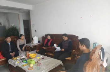 Ngày bác mất lo liệu tang lễ xong xuôi, chúng tôi đến nhà bác, tìm thấy một chiếc thẻ ngân hàng, kết quả kiểm tra số dư khiến cả nhà chết lặng