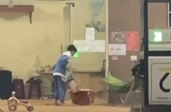Hoàn cảnh bé trai 16 tháng tuổi bị bác dâu ném xuống đất: Không có bố, mẹ đi làm ăn xa hơn 4 tháng