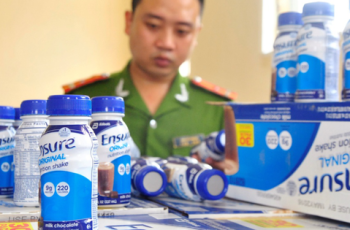 TP.HCM: Thu giữ hơn 5 tấn phụ gia thực phẩm, 24 nghìn chai thực phẩm chức năng, 7 nghìn lon sữa bột giả