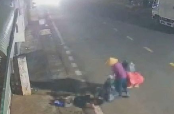 Cụ bà buôn ve chai tông người bán vé số rồi bỏ đi vì nghĩ không ai biết