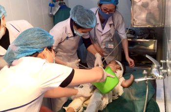 Bé 1 tuổi bị bỏng nước sôi, bố cứu con trong 60 phút, bác sĩ hết lời khen ngợi