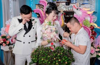 Cô dâu òa khóc khi anh trai bị bệnh Down tặng vàng cưới, dặn “Đừng rửa bát nhiều”