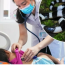 Thấy con rắn sọc đen trắng bò ngang qua người, gia đình tức tốc đưa bé gái đi cấp cứu