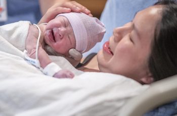 Không hề mê tín: Có 3 khác biệt lớn giữa trẻ được sinh vào ban ngày và trẻ sinh vào ban đêm