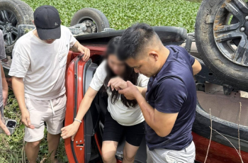 Xe bán tải do người phụ nữ m/ang th/ai điều khiển tông hàng loạt cọc tiêu rồi lao xuống sông