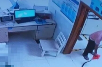 Cụ ông 78 tuổi bị rắn hổ mang chúa dài 2m cắn, gia đình đưa cả nạn nhân lẫn rắn hung dữ đến bệnh viện