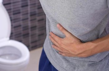 Nhịn tiểu lâu, người đàn ông vỡ bàng quang sau khi té ngã