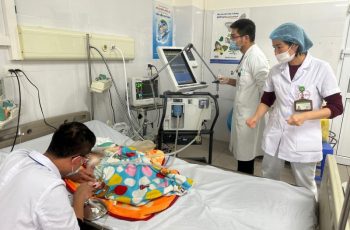 Bé trai 2 tuổi bị người nhà thơm gây viêm màng não, bác sĩ cảnh báo 3 kiểu người chớ nên hôn trẻ