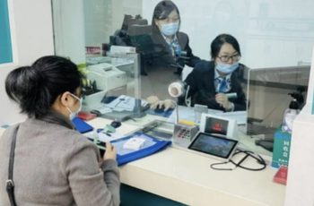 Rút hơn 11 triệu đồng tiền tiết kiệm nhưng lại nhận được 111 triệu, người phụ nữ mang đến trả thì ngân hàng khẳng định: “Chúng tôi không thiếu tiền”