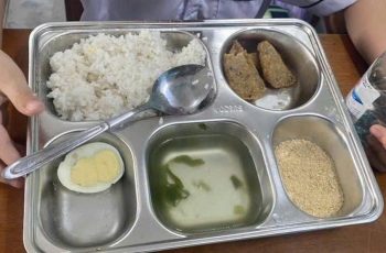 Có gì ở bữa ăn 25.000 đồng của học sinh đang gây “bão” ở Quảng Trị?