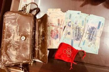 Chàng trai Thái Nguyên nhặt được túi chứa tiền, vàng khi lội nước lũ Chàng trai Thái Nguyên nhặt được túi chứa tiền, vàng khi lội nước lũ