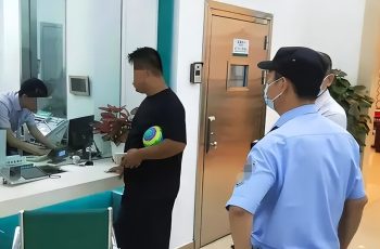 Vừa nhận 400 tỷ đồng đền bù đất, tài khoản của người đàn ông bị trừ sạch còn 0 đồng, giám đốc ngân hàng tuyên bố: “Tôi chỉ muốn tốt cho anh” Vừa nhận 400 tỷ đồng đền bù đất, tài khoản của người đàn ông bị trừ sạch còn 0 đồng, giám đốc ngân hàng tuyên bố: “Tôi chỉ muốn tốt cho anh”