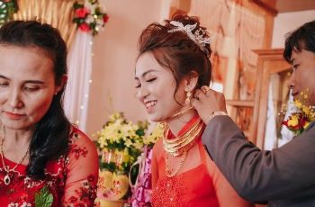 Ngày ăn hỏi, tôi nói thẳng với mẹ chồng “Không có vàng thì thôi khỏi trao, đừng bắt con đeo vàng thuê ‘làm màu’ ở đám cưới”, bà thẹn quá nổi khùng ngay tại đám hỏi đòi hủy hôn ngay lập tức, cả nhà gái đồng ý trả lễ luôn, nhà họ đi về được nửa đường thì cả nhà tôi nhận được điện thoại của công an xã