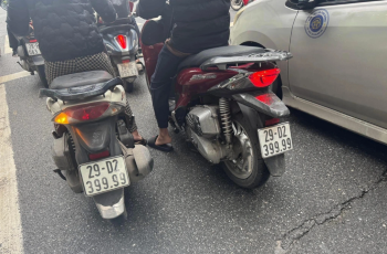 Xác minh hình ảnh hai chiếc xe máy có biển số “song sinh” trên phố Hà Nội